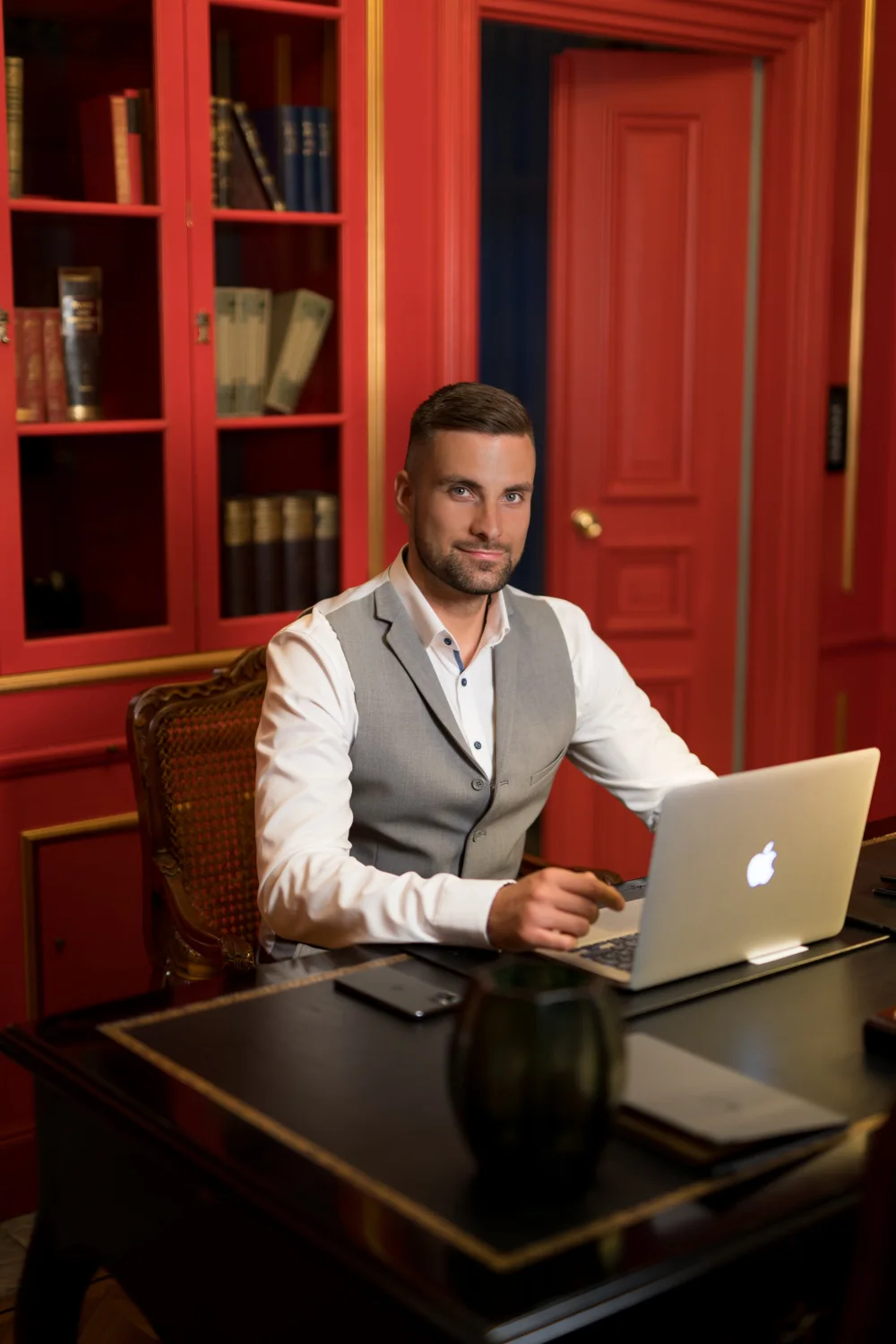 Eric Bäse in seinem Beratungsbüro